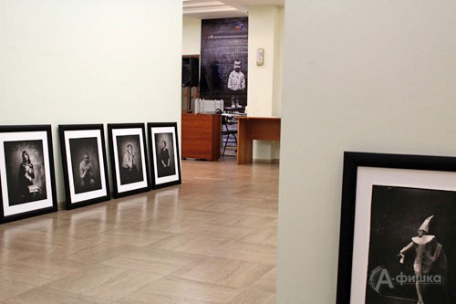 В Белгородской фотогалерее идёт монтаж выставки Павла Титовича «ИзМИРения» В Белгородской фотогалерее идёт монтаж выставки Павла Титовича «ИзМИРения»