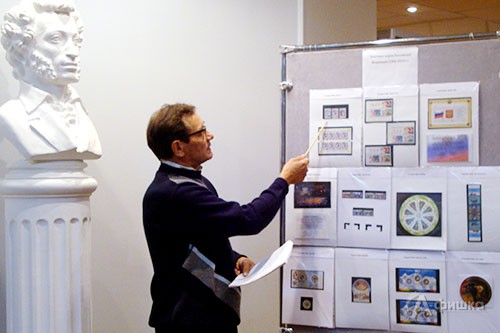 Лекцию о почтовых марках читает белгородский коллекционер Павел Лозовой
