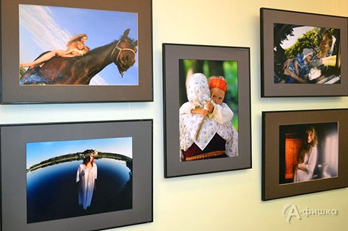 Фрагмент экспозиции выставки Сергея Воронина «100 Мадонн» в Белгороде Фрагмент экспозиции выставки Сергея Воронина «100 Мадонн» в Белгороде