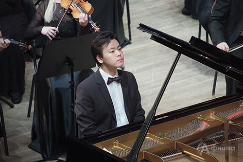 Корейский музыкант-виртуоз Тэ-Хен Ким выступил с Симфоническим оркестром Белгородской филармонии