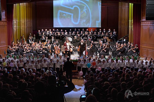Кульминацией концерта стало звучание золотой скрипки Александра Маркова и бриллиантовой виолончели Борислава Струлёва Кульминацией концерта стало звучание золотой скрипки Александра Маркова и бриллиантовой виолончели Борислава Струлёва