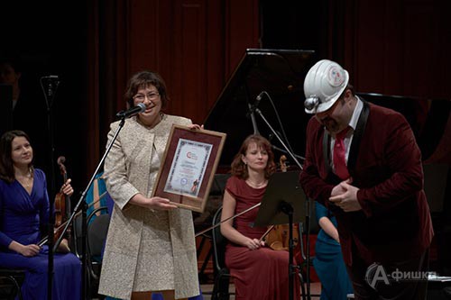 Директор Белгородской филармонии Светлана Боруха поздравляет Борислава Струлёва с рекордом