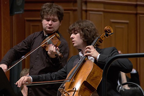 Иван Почекин (скрипка) и Александр Рамм (виолончель) на сцене Белгородской филармонии