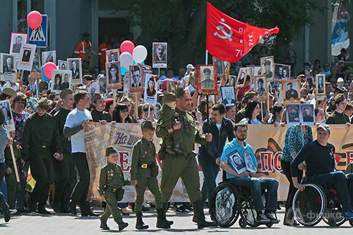 «Бессмертный полк» шагает по Соборной площади Белгорода (фото 9 мая 2016 года)