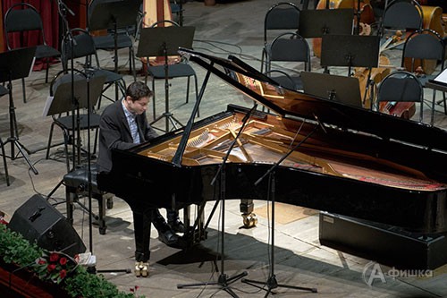 Гость BelgorodMusicFest Эльдар (фортепиано, США) на сцене Большого зала Белгородской филармонии