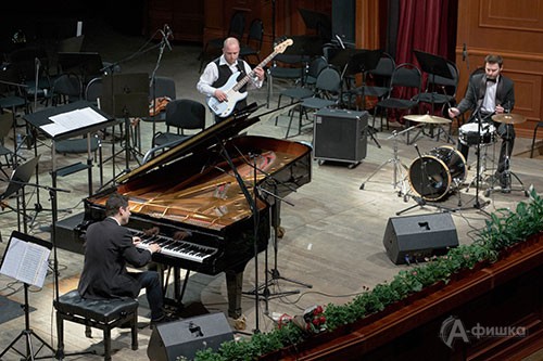В содружестве с белгородскими музыкантами Павлом Могильниченко (бас-гитара) и Олегом Ивановым (ударные) Эльдар исполнил зажигательную композицию Take five Дэйва Брубека В содружестве с белгородскими музыкантами Павлом Могильниченко (бас-гитара) и Олегом Ивановым (ударные) Эльдар исполнил зажигательную композицию Take five Дэйва Брубека