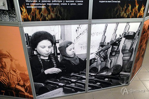 Фрагмент экспозиции «Опаленное детство». Раздел выставки «За станком и на пашне» Фрагмент экспозиции «Опаленное детство». Раздел выставки «За станком и на пашне»