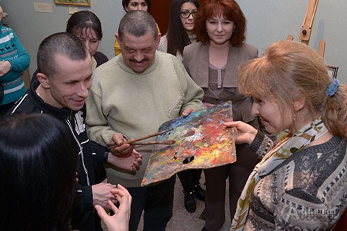 В Белгородском государственном художественном музее открылась уникальная выставка малого формата «Мир красоты без границ» для людей, имеющих нарушение зрения