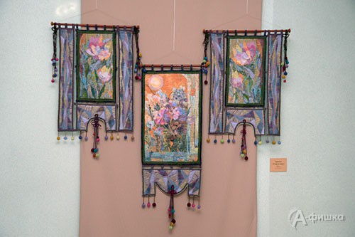 Фрагмент экспозиции «И вновь цветов благоуханье…» Маргариты Кудрявцевой Фрагмент экспозиции «И вновь цветов благоуханье…» Маргариты Кудрявцевой