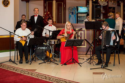 Выступление в главном фойе ансамбля народных инструментов «Токаев-квинтет» предварило основную концертную программу