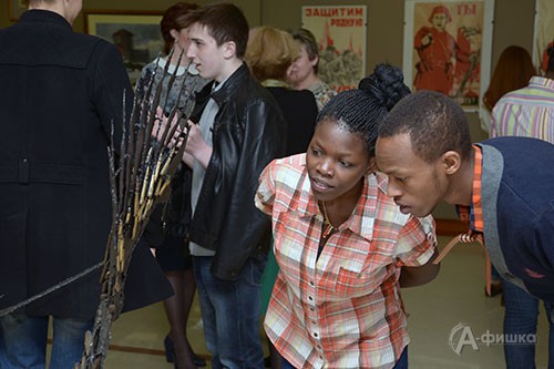 Первые посетители выставочного проекта «Приближая Победу!» в Художественном музее Белгорода Первые посетители выставочного проекта «Приближая Победу!» в Художественном музее Белгорода