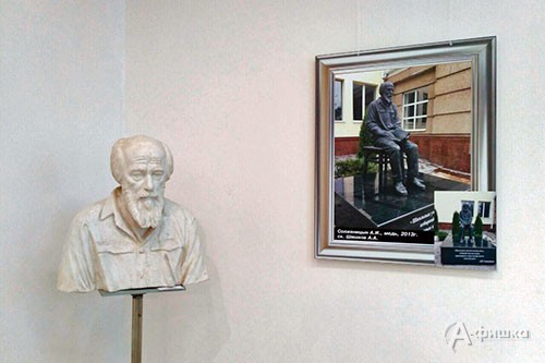 Фрагмент экспозиции юбилейной персональной выставки Анатолия Шишкова в выставочном зале «Родина»
