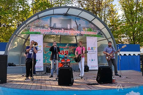 Своей музыкой известная белгородская рок-группа «Кольцо Нибелунга» объединила на танцплощадке парка Победы представителей разных поколений. 