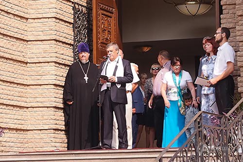 Мэр Белгорода Сергей Боженов приветствует участников благотворительной акции «Белый город» Мэр Белгорода Сергей Боженов приветствует участников благотворительной акции «Белый город»