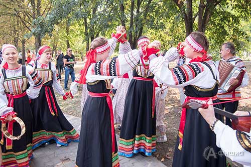 Во время проведения акции «Белый цветок» в Белгороде концерты художественной самодеятельности шли в режиме нон-стоп Во время проведения акции «Белый цветок» в Белгороде концерты художественной самодеятельности шли в режиме нон-стоп
