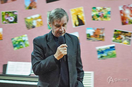 Председатель регионального отделения Союза писателей России В. Е. Молчанов читает свои стихи