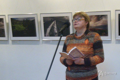 Свои стихи читает белгородский поэт Татьяна Огурцова