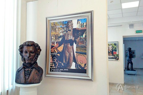 Фрагмент экспозиции юбилейной персональной выставки Анатолия Шишкова в выставочном зале «Родина»