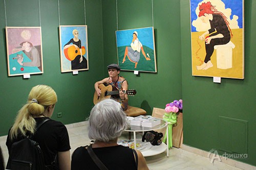 Анжелика Астахова на презентации своей выставки «Лики» в выставочном зале «Родина» в Белгороде