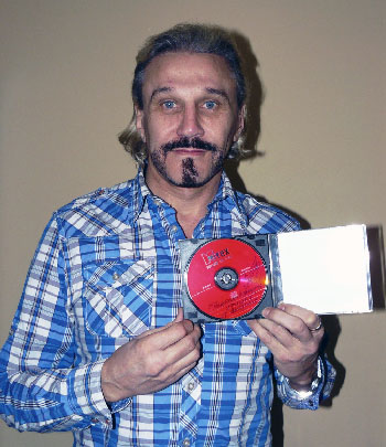Для призёра конкурса Анатолий Алёшин подписал свой диск