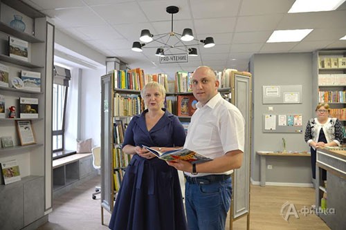 Одну из модернизированных библиотек в микрорайоне Крейда посетили заместитель мэра Белгорода Ольга Медведева и депутат Горсовета Артем Рязанов.