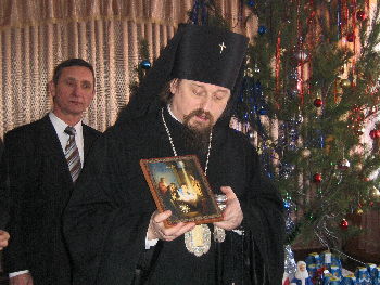 Архиепископ Иоанн преподнёс самым маленьким  икону с камушком из той самой Вифлеемской пещеры, где появился на свет Иисус