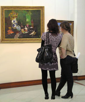 Посетители выставки Липецкого Союза художников в Белгородском художественном музее (18 марта 2009 года)