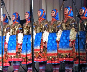 Казалось, большому коллективу – а в Белгород прибыло 74 человека оркестра, танцевальной группы и хора – не хватает сценической площадки, чтобы в полной мере исполнить яркие и динамичные танцевальные номера