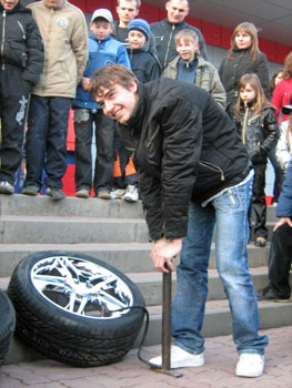 Участник шоу перед премьерой фильма «Фораж-4» в Белгороде