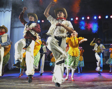 Шуточный танец «Ковбойский», приправленный замечательными мужскими костюмами, исполнил театр эстрадного танца с красивым названием «Лунный камень» (ГОУ СПО Яковлево)
