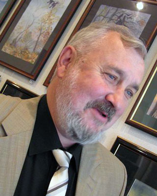 Владимир Владимирович Вишневский на открытии своей выставки «По рекам Севера России» в белгородском отделении Российского Фонда культуры