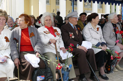 Ветераны на Соборной площади Белгорода в День Победы