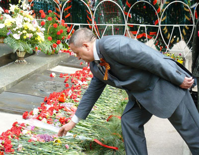 Мэр города воинской славы Белгорода Василий Потрясаев возложил цветы к Вечному огню в День Победы