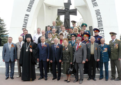 Торжественная делегация у памятника погибшим в Афганистане и других локальных конфликтах