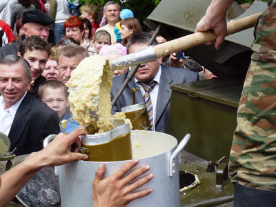 Солдатская каша - обязательный атрибут празднования Дня Победы в Белгороде