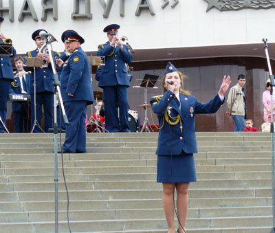Праздничный концерт на ступенях Белгородского музея-диорамы