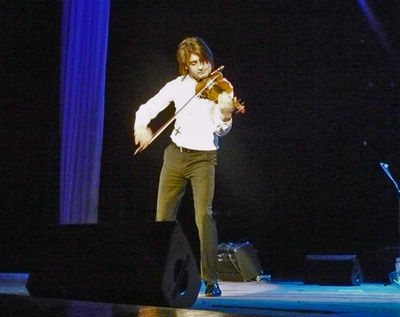 Любовь Усенская привезла с собой своего друга, музыканта, скрипача Эдгара, который продемонстрировал белгородской публике виртуозную игру на скрипке