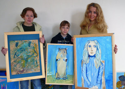 Славяна Кощавка с мамой (справа) и преподавательницей Надеждой Петровой