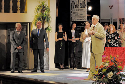 После спектакля «Бешеные деньги», в котором Бондарук с блеском сыграл характерную роль Кучумова, состоялось чествование юбиляра