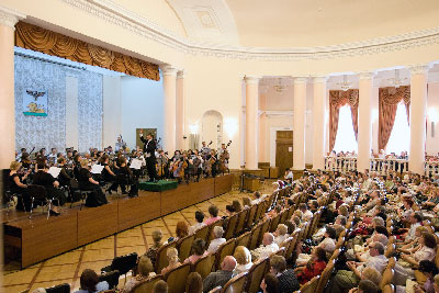 Белгородская государственная филармония завершила 42-ой сезон большим симфоническим концертом, в программе которого – Брамс и Дворжак