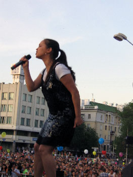 «Мегазвезда» Женя Отрадная поздравляет белгородскую молодежь с праздником