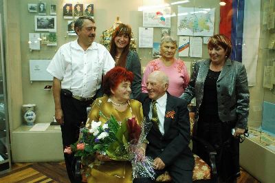 Бабушка и дедушка Денисовы в окружении любящих внуков