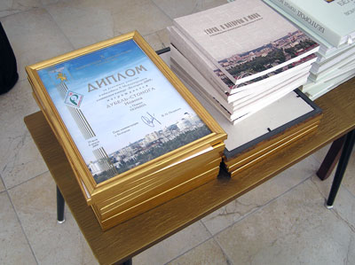 Дипломы мэра Белгорода и книги о Белгороде получили все участники юбилейного Славянского пленэра