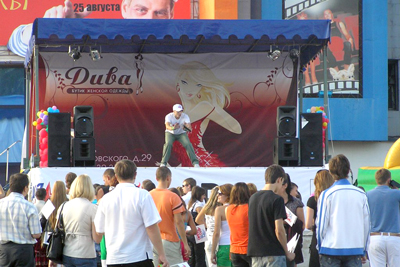 В промежутках между выступлениями ди-джеи проводили викторины