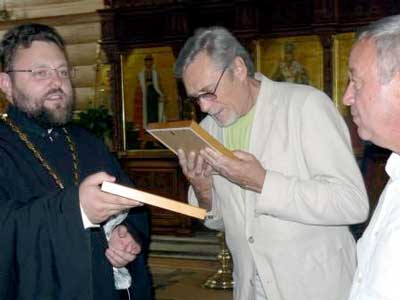 Отец Кирилл дарит Александру Михайлову икону с ликом Иоанна Кронштадского (Белгород)