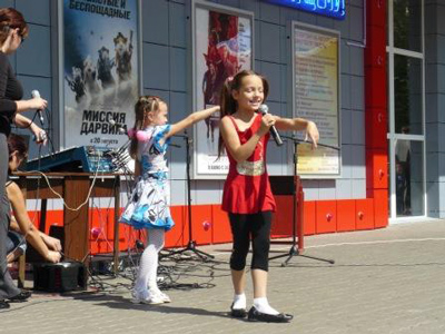 «Свинкомания» в Белгороде: юная исполнительница песенки о Буратино