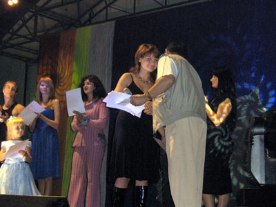 Вручение приза победительнице в номинации ”Женский вокал” Кристине Макаренко