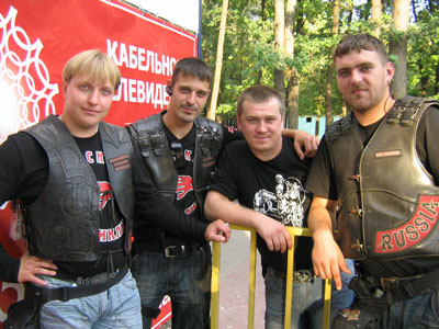 Слева направо: президент Белгородского отделения мотоклуба «Ночные волки» А. Чуйков, Л. Мурашкин (Мур), друг клуба, сын В. Плотникова Степан