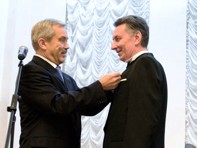 Губернатор Е.С. Савченко вручает медаль заслуженному артисту РФ В. Бойко