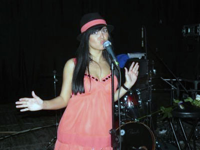 Миловидная бэк-вокалистка Нила сфотографировалась после концерта специально для «А-фишки»